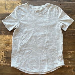 Lululemon Size 4 sort sleeve running shirt in light camo.